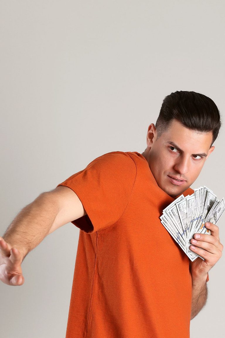 How to Deal With a Stingy Man in a Relationship